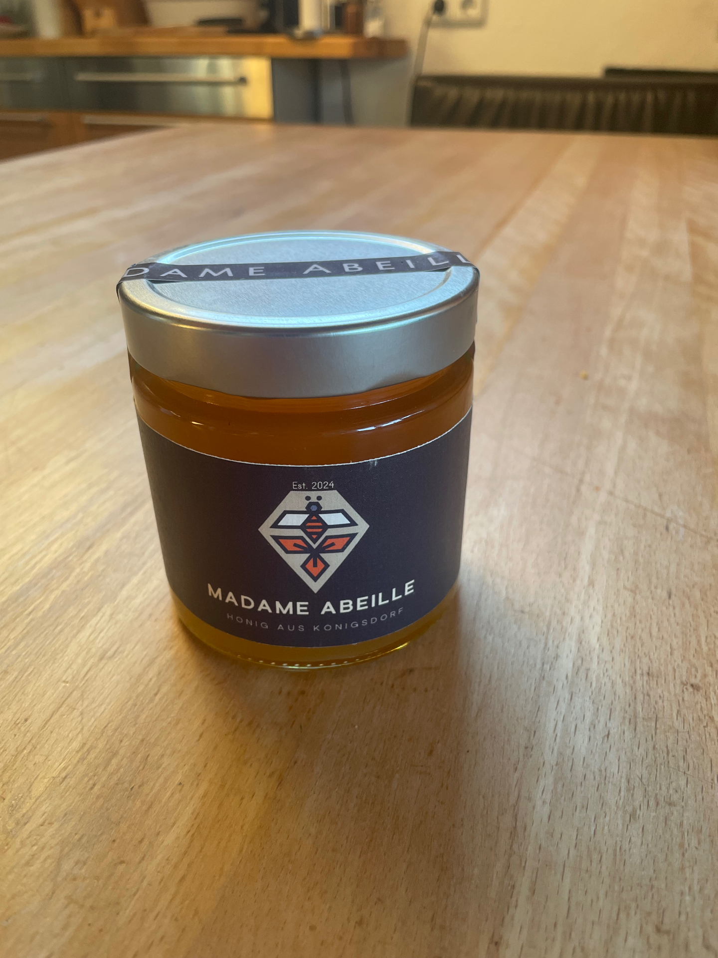 Das Madame-Abeille-Honigglas mit dunklem Etikett